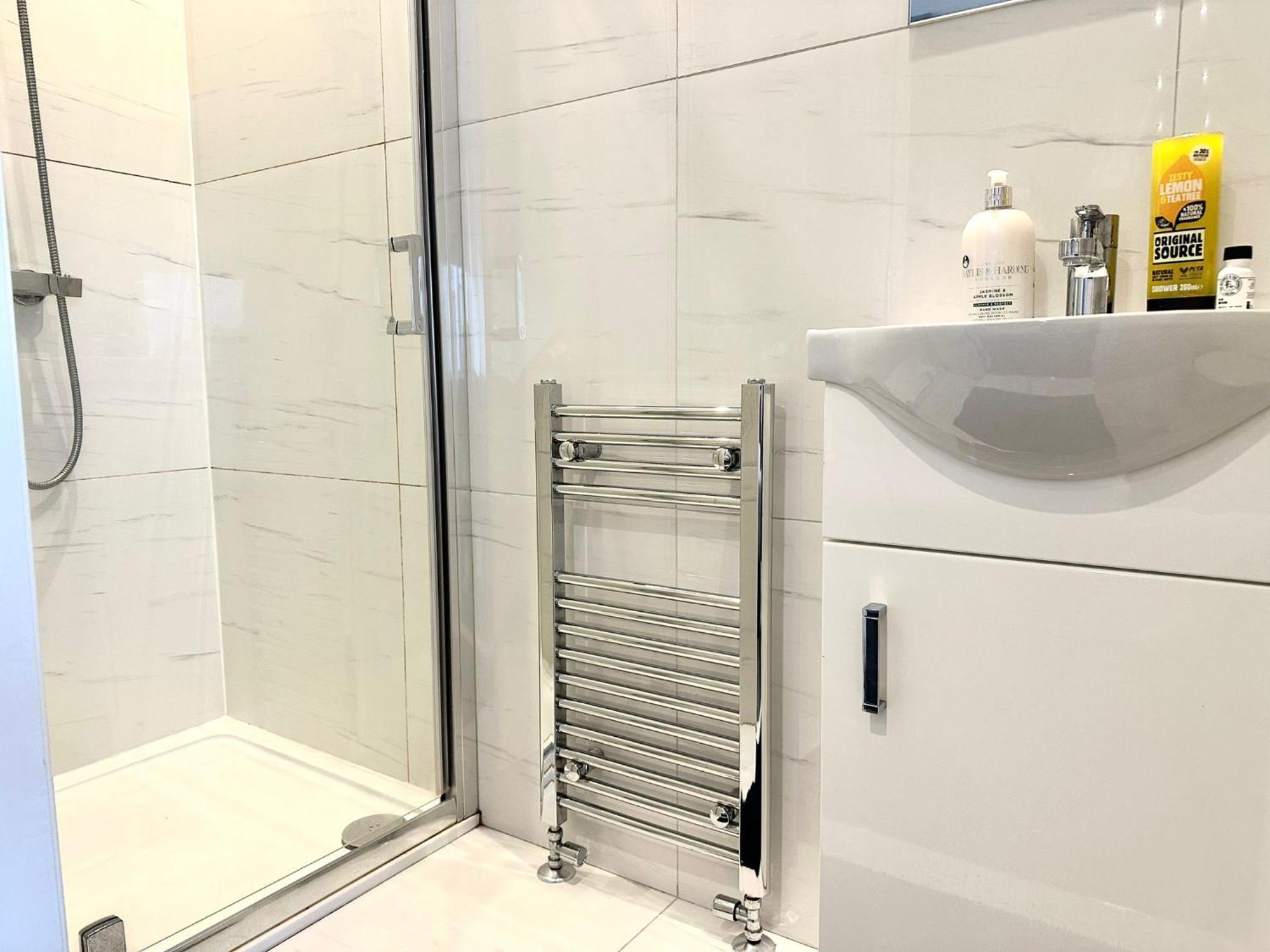 Stylish Modern, Private Apartment,15 Mins To Central London Hendon Buitenkant foto